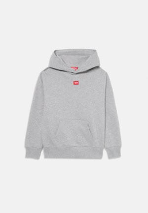 Sudadera gris hecha de una tela suave con un bolsillo frontal, puños y dobladillo acanalados, y un pequeño logo rojo en el pecho. Cuenta con capucha.
