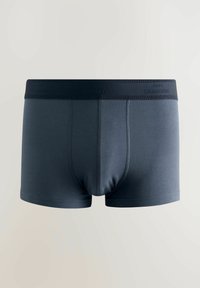 Mörkblå boxerkalsonger i mjukt, elastiskt tyg med en mjuk midjeresår med "NEXT SIGNATURE"-logotyp och tajt passform.