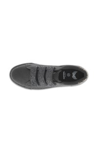 Zapatilla negra con tres tiras de velcro brillantes, material similar al cuero suave, puntera redondeada y plantilla texturizada con el logo de la marca.