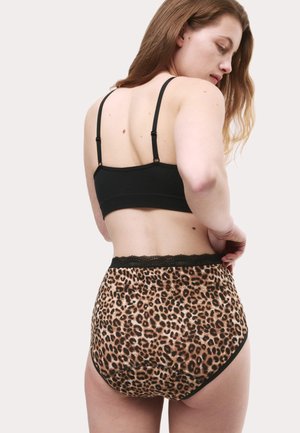 Zwarte bralette gecombineerd met hooggeknoopte onderbroek met luipaardprint, voorzien van kant en een zachte textuur. Het ontwerp benadrukt een gedurfde dierenprint.