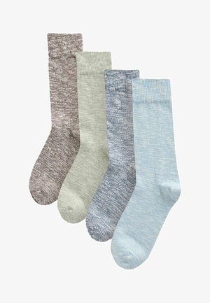 Négy pár középmagasságú zokni barna, világoszöld, sötétszürke és világoskék színekben, egymás mellé rendezve, fehér háttéren.