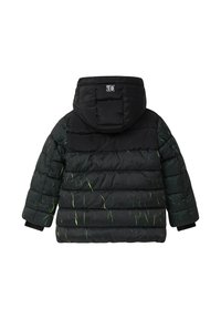 Giacca a vento nera con cappuccio, caratterizzata da una superficie testurizzata con striature verdi e una parte superiore nera uniforme. Include polsini elasticizzati.