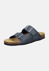 Zwarte twee-band slippers met verstelbare metalen gespen, een kurken voetbed en een rubberen zool met een gestructureerd patroon.