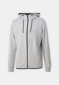 Sudadera gris con cremallera, capucha, cordones negros y un pequeño parche con logo. Presenta un ribete negro en contraste a lo largo de la parte delantera y los puños.