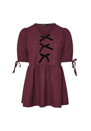 Pruimenpaarse blouse met textuur en pofmouwen, drie zwarte fluwelen strikken aan de voorkant en strikjes bij de mouwmanchetten.