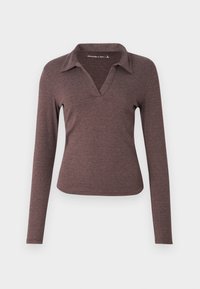 Bluza s dugim rukavima, V-izrezom u tamnosmeđoj boji, sa ovratnikom i prilagođenim krojem od meke, strukturirane tkanine.
