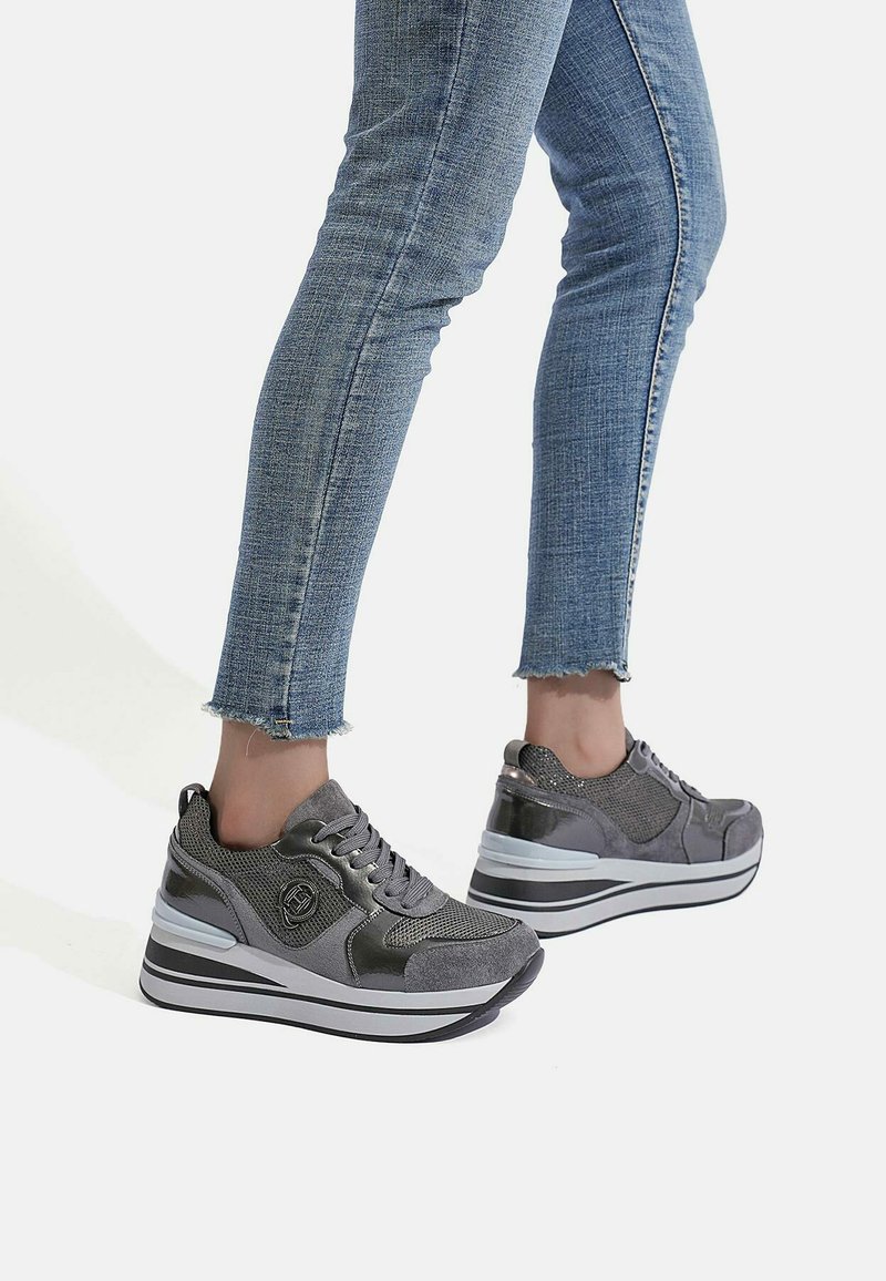 QUEEN HELENA Sneakers Donna Con Zip Laterale – Modello X29-22 Grigio, Numero 40, Suola In Gomma