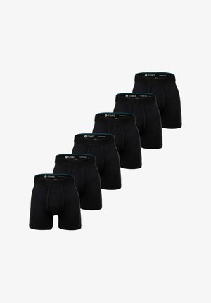 Fünf Paar schwarze Boxershorts mit gebrandeten Taillenbändern, diagonal auf einem weißen Hintergrund angeordnet.