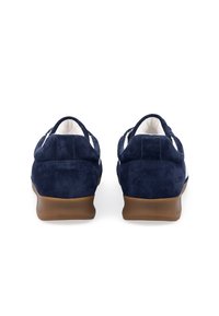 Blaue Wildledersneaker mit einer kontrastierenden Gummisohle, ausgestattet mit einem weißen Innenfutter und einem minimalistischen Design für einen bequemen Tragekomfort.
