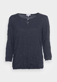 Ciemnoniebieska, pomarszczona koszula z długim rękawem, okrągłym dekoltem, detalem guzików i luźnym krojem. Wykonana z lekkiego materiału.