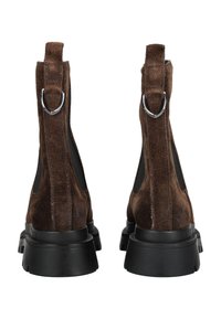 Botas de tobillo de ante marrón con suela de goma negra, que incluyen paneles laterales, una pestaña en la parte posterior y detalles metálicos en el tacón.