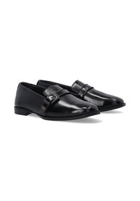 Ein Paar schwarze, glänzende Leder-Loafer mit einer dekorativen Schnalle an der Seite, niedrigem Absatz und spitzem Zehendesign, auf einem weißen Hintergrund präsentiert.
