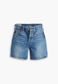 Short en denim bleu avec braguette à boutons, passants de ceinture, poches avant et poche monnaie, et rivets en cuivre sur fond blanc.