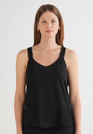 Schwarzes ärmelloses Top mit V-Ausschnitt. Hergestellt aus weichem Stoff, mit breiten Schulterträgern und lockerem Sitz. Glatte Textur, minimalistisches Design.