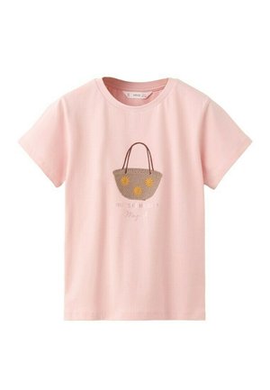 T-shirt rose clair à manches courtes avec un panier tissé et trois fleurs jaunes brodées sur le devant, avec un texte discret sous le dessin.