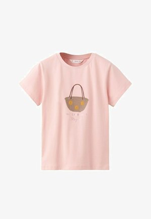 Lichtroze T-shirt met korte mouwen, met een geweven mand en drie gele bloemen geborduurd op de voorkant, met vage tekst onder het ontwerp.