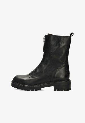 Zwarte leren enkelboots met een zijrits, ronde neus, textuurafwerking en dikke profielzool. Bevat gestikte details en een logo-opdruk.