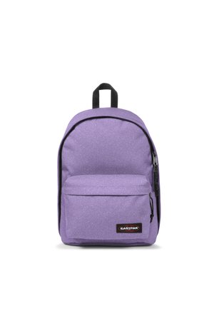 Mochila morada moteada con un bolsillo delantero con cremallera, asa negra y parche con el logo de "Eastpak" en el bolsillo delantero inferior.