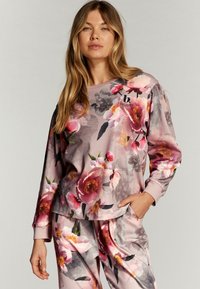 Bloemen sweatshirt in roze en grijze tinten, met grote pioenrozenprints en een relaxte pasvorm. Heeft lange mouwen en een ronde halslijn.