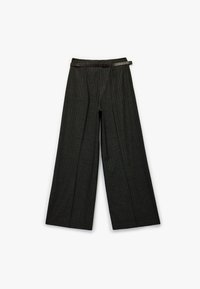 Wijduitlopende trousers in donkergrijs met verticale streepjes. Voorzien van een taille met riemlussen en een gestructureerde bruine faux leren riem.