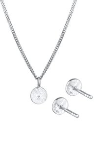 Collier en argent avec un pendentif circulaire texturé et deux boucles d'oreilles à clou rond. Les deux présentent des marquages estampillés 925. La chaîne a un design de maillons classique.