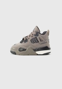 Graue Wildledersneaker mit Mesh-Akzenten, schwarzen Details und einer weißen Mittelsohle. Verfügt über eine abgerundete Zehenpartie und eine strukturierte Sohle für besseren Grip.