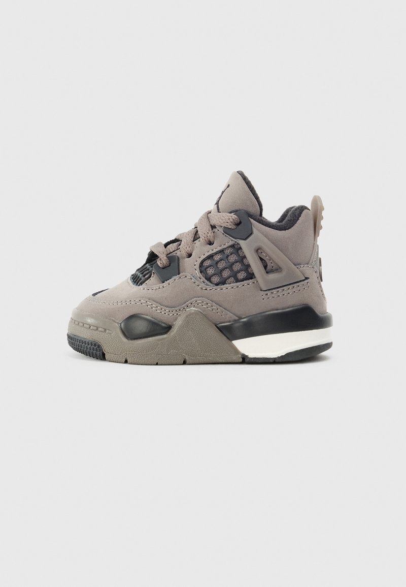 Graue Wildledersneaker mit Mesh-Akzenten, schwarzen Details und einer weißen Mittelsohle. Verfügt über eine abgerundete Zehenpartie und eine strukturierte Sohle für besseren Grip.