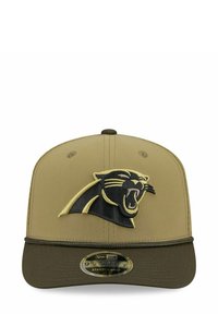 Khakifarbene Baseballkappe mit einem schwarzen und goldenen gestickten Panther-Logo, ausgestattet mit einem festen Schirm und einem dehnbaren Snapback-Design.