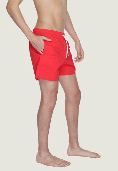 Pantaloncini da bagno rossi realizzati in tessuto leggero, con vita regolabile, tasche laterali e una vestibilità comoda.