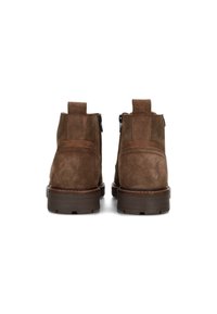 Braune Wildleder-Stiefeletten mit einer weichen Textur, ausgestattet mit einer Zuglasche hinten, seitlichen Reißverschlüssen und einer robusten Gummisohle.