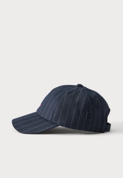 Casquette de baseball bleu foncé à fines rayures avec visière courbée et sangle réglable à l’arrière sur un fond clair uni.