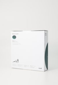 Poduszka równoważna zapakowana w białe pudełko, z teksturowanym, turkusowym kołem na wzór, z instrukcjami i ilustracjami po bokach.