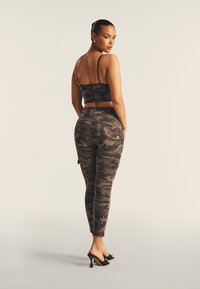 Freddy CROPPED FANTASIA CAMO CON INCROCI FRONTALI - Sujetadores deportivos con sujeción ligera - mimetic allover grey