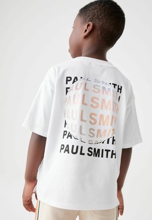 Vit bomullströja med upprepat "PAUL SMITH"-text i olika färger. Korta ärmar, avslappnad passform och en mjuk textur.