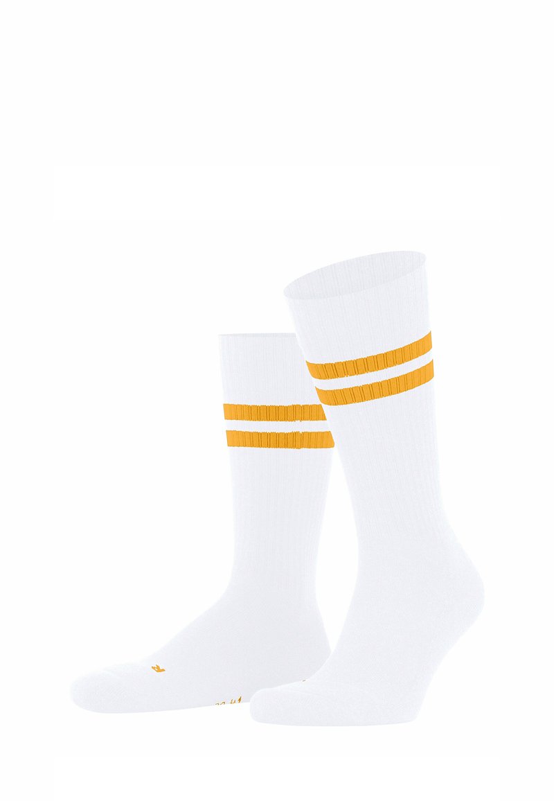 Weiße Socken mit zwei horizontalen gelben Streifen nahe der Spitze. Hergestellt aus strukturiertem Stoff, mit Rippdetail und verstärkten Nähten.