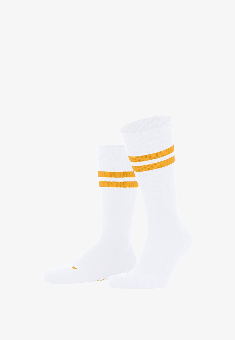 Weiße Socken mit zwei horizontalen gelben Streifen nahe der Spitze. Hergestellt aus strukturiertem Stoff, mit Rippdetail und verstärkten Nähten.