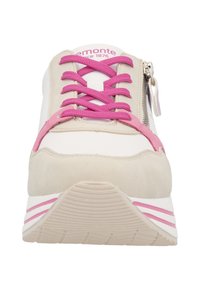 Beige en witte sneaker met roze accenten. Beschikt over een gestructureerde suède bovenkant, platte veters en een zijrits voor gemakkelijke instap.