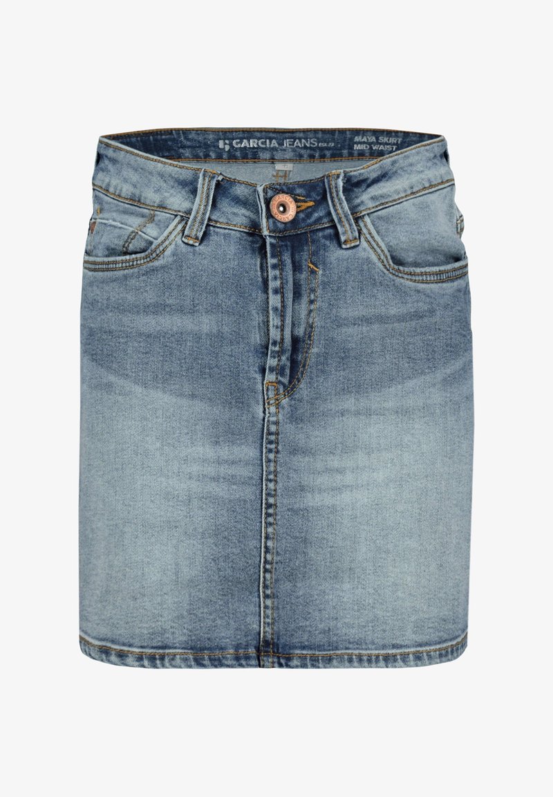 Jupe en jean bleu moyen avec une coupe ajustée, fermeture à boutons sur le devant et coutures visibles. Comprend deux poches avant et un bord ourlé.