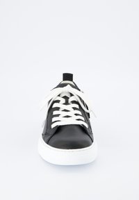 Černé kožené tenisky s bílými tkaničkami, zaoblenou špičkou a bílou gumovou podešví. Obsahují poutko na patě a boční zip.