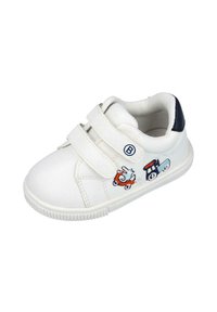 Zapatilla blanca con dos correas de Velcro, que presenta una suela de goma texturizada. Diseños bordados de vehículos en azul y naranja en el lado exterior.
