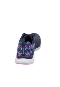 Scarpa sportiva navy con motivo floreale, tomaia in tessuto, suola intermedia bianca e dettagli rosa. Presenta un design senza lacci con colletto imbottito.