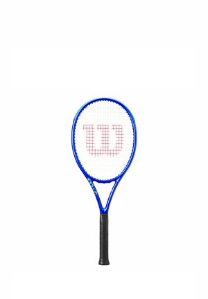 Racchetta da tennis blu con impugnatura nera e logo rosso "W" sulle corde bianche, centrata su sfondo bianco.