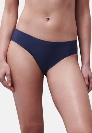 Donkerblauwe bikinibroekje met een gladde textuur, een low-rise ontwerp en minimale zijkantbedekking, met een eenvoudige, naadloze constructie.