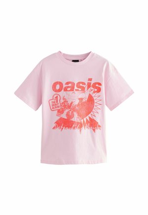 Rožinė bumb lino marškinėliai su grafiniu dizainu, kuriame yra raudonos spalvos tekstas ir vaizdai, įskaitant "oasis" ir "Definitely Maybe" elementus.