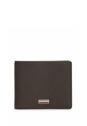 Mørkebrun tekstureret læderpung med lille rektangulært metallogo med sorte, hvide og røde striber foran i midten.