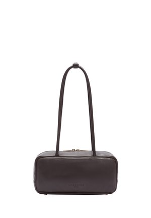 Borsa rettangolare in pelle marrone con texture liscia, doppi manici e chiusura con zip dorata. Design semplice con logo in rilievo sul davanti.