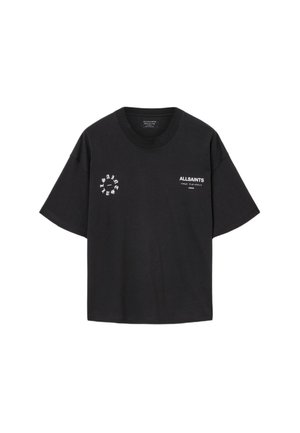 Μαύρο βαμβακερό μπλουζάκι, φαρδιά εφαρμογή, με στρογγυλή λαιμόκοψη, που διαθέτει λευκά λογότυπα στην αριστερή πλευρά της θήκης και κυκλικό σχέδιο στο πλάι.