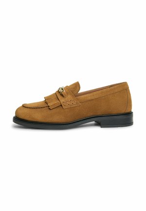 Brauner Wildleder-Slipper mit Fransen-Detail und goldener Kette auf schwarzer Sohle, Seitenansicht.
