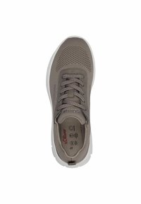 Scarpa atletica grigia chiara con parte superiore in mesh traspirante, punta rotonda e suola in gomma bianca. Presenta lacci piatti e logo del marchio sulla linguetta.