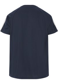 Navy blue urheilu t-paita, jossa on lyhyet raglan-hihat kontrastivärissä. Valmistettu sileästä, kevyestä kankaasta ja suoralinjaisesta leikkauksesta.